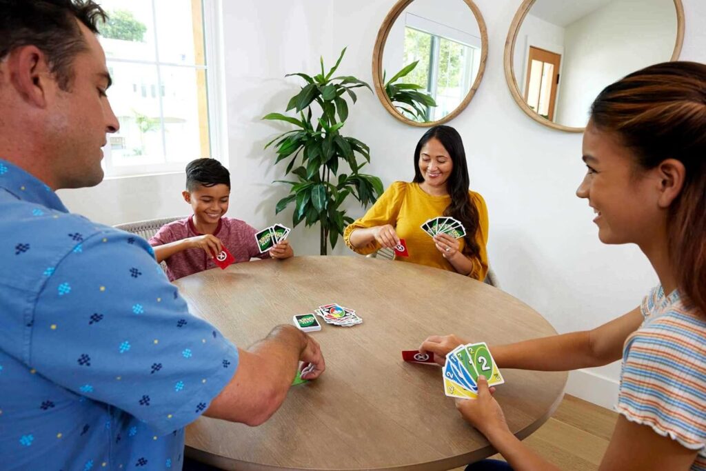 Mattel Games UNO Card Game for Family Night, Travel Game Gift for Kids in a Collectible Storage Tin for 2-10 Players (Amazon Exclusive)